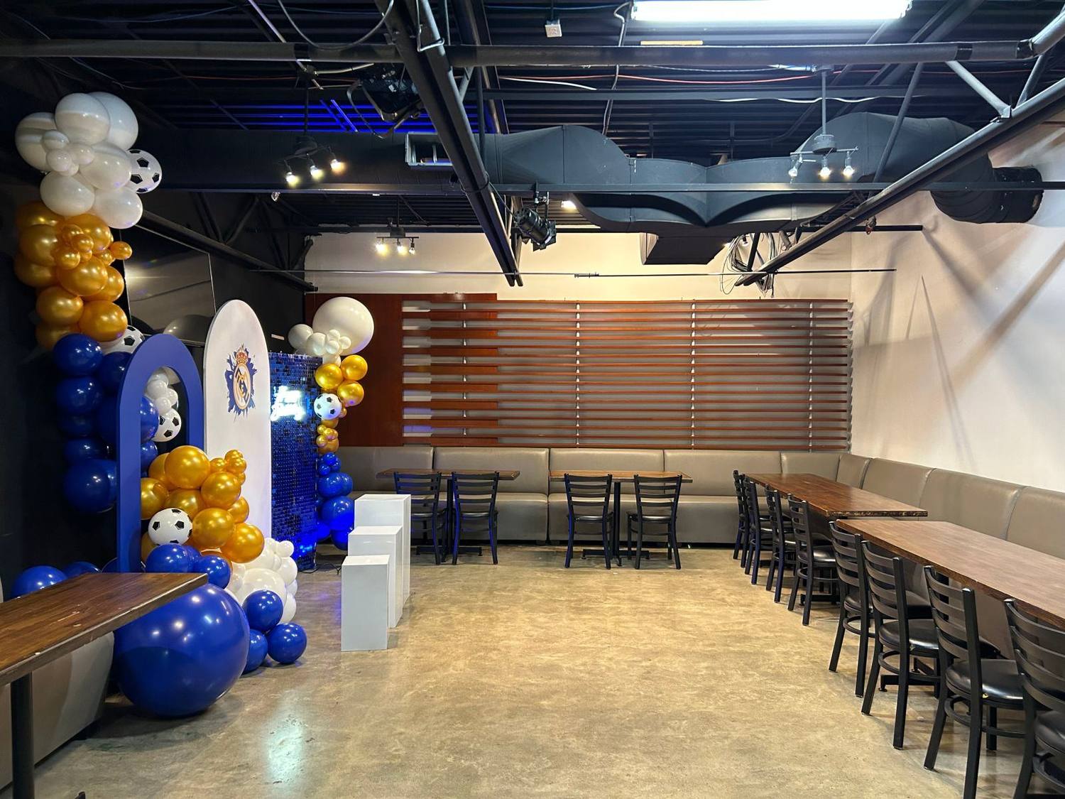 Kids birthday party room in Toronto with a basketball themed balloon arch